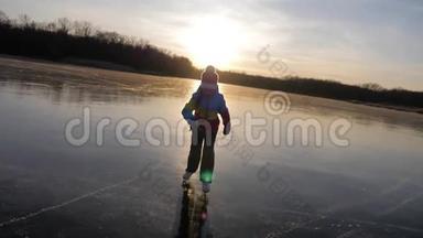 可爱的小<strong>女孩</strong>在日落时要去户外<strong>滑冰</strong>。 <strong>冬天</strong>，一个在冰冻湖上<strong>滑冰</strong>的女生